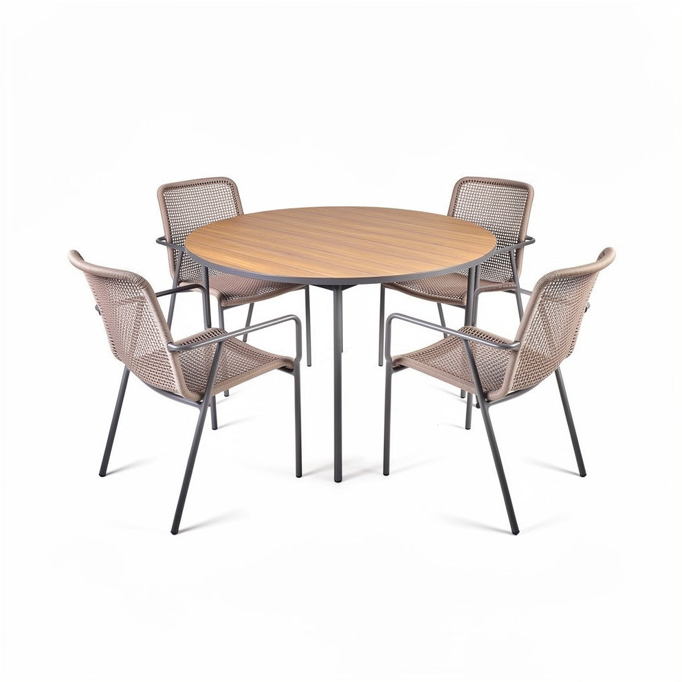 Ronde houten eettafel met vier moderne stoelen van metaal en wicker.