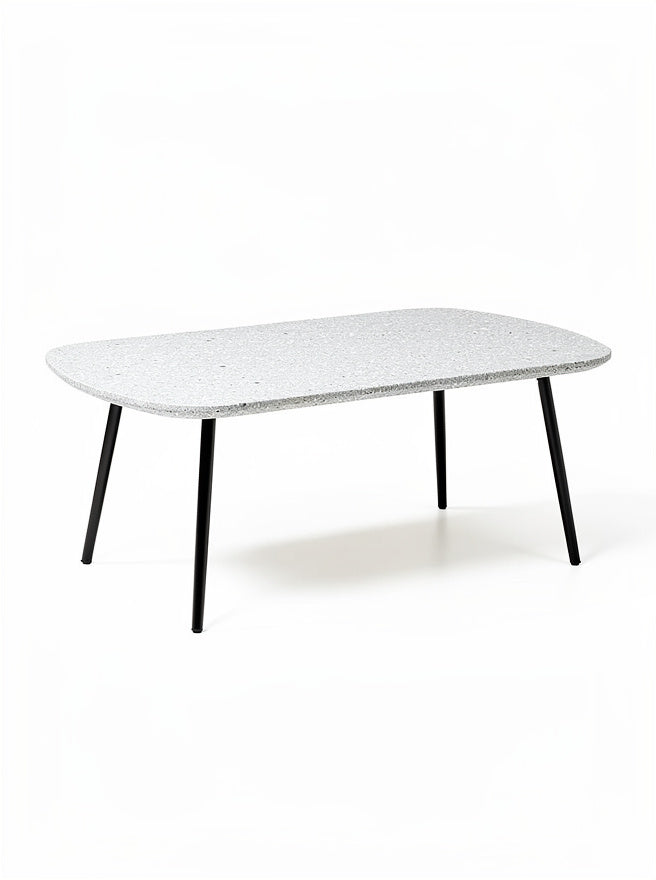 Technische titel: "Moderne rechthoekige salontafel met terrazzo blad en zwarte stalen poten"