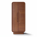 "Moderne Houten Kast met Ronde Hoeken en Strakke Handvatten"