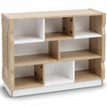 "Moderne Houten Boekenkast met Open Planken en Wit Accent"